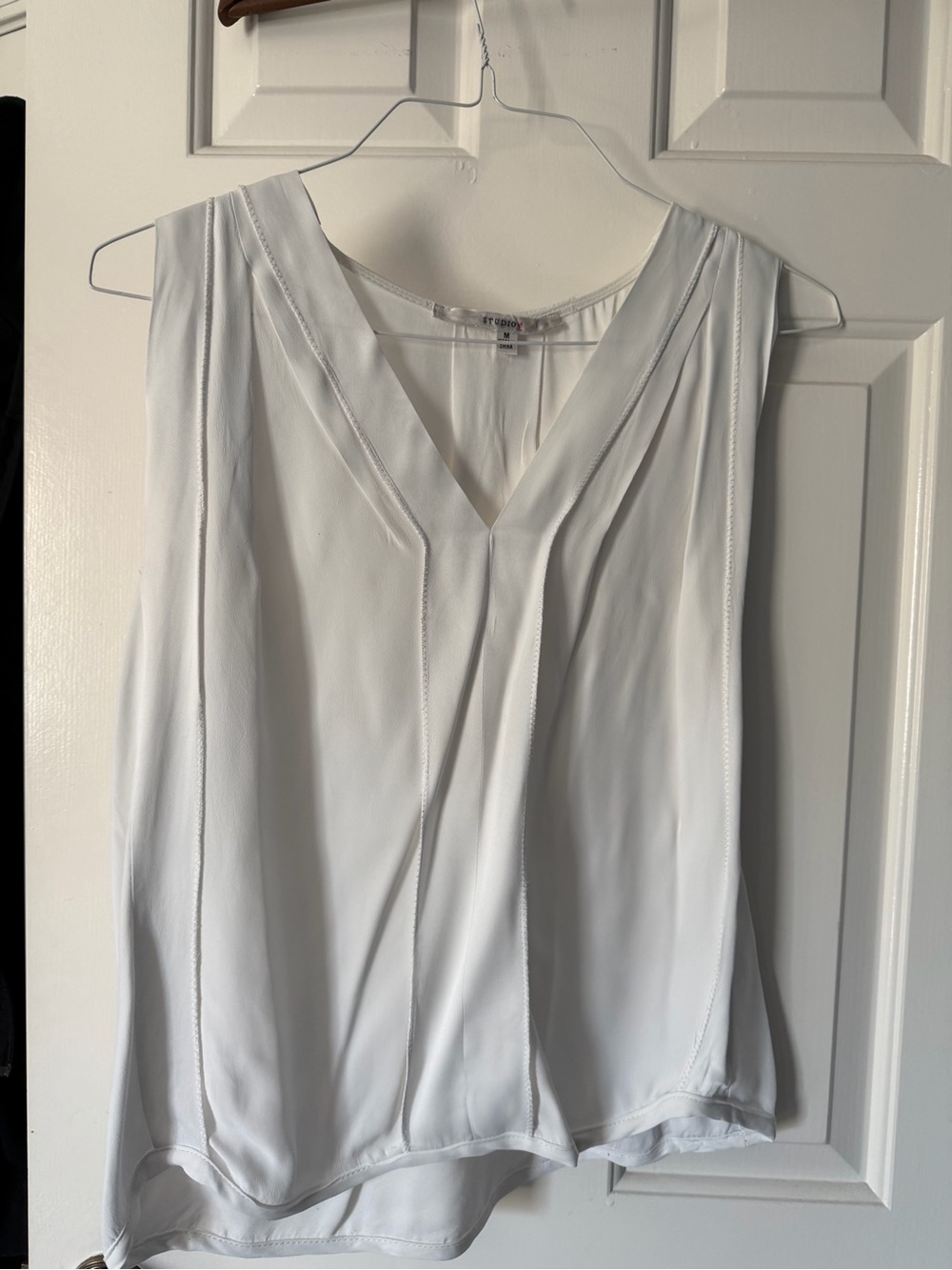 White Studio M 
Sleeveless V-Neck Women's Top